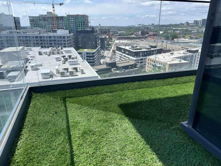 Toit-terrasse en gazon artificiel Montréal